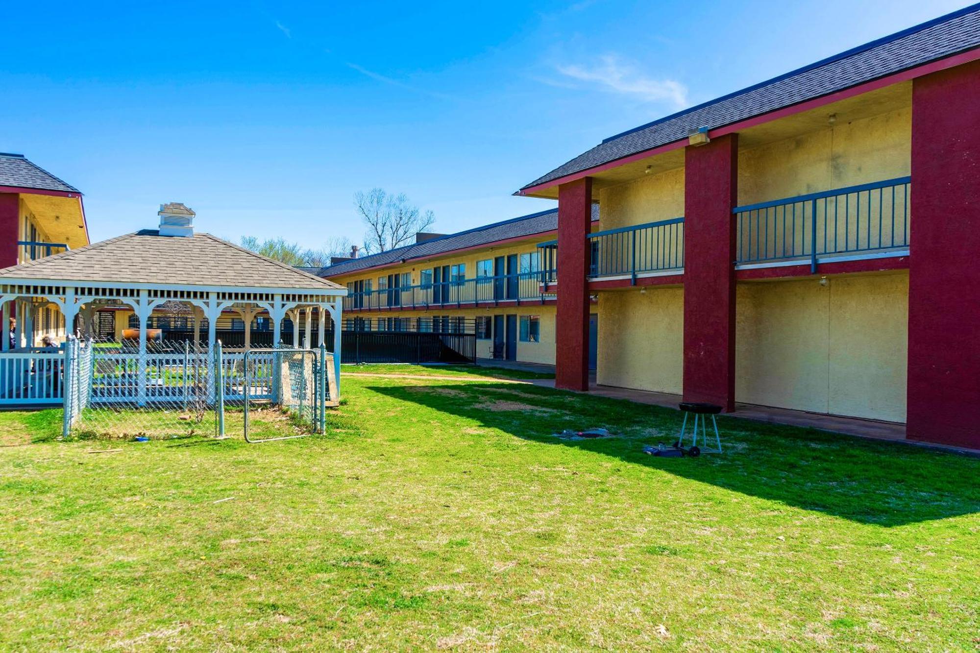 Castle Inn & Suites By Oyo Chickasha Exterior foto